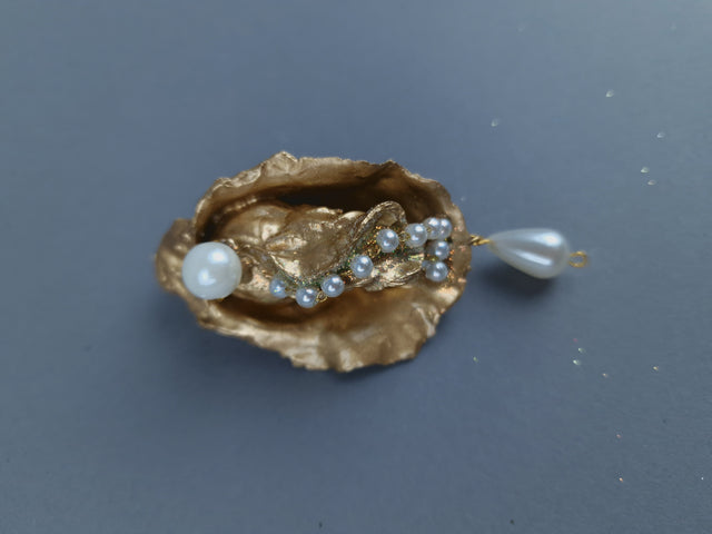 Gold & Pearl Oyster Brooch Jewellery WITH DISPLAY FRAME