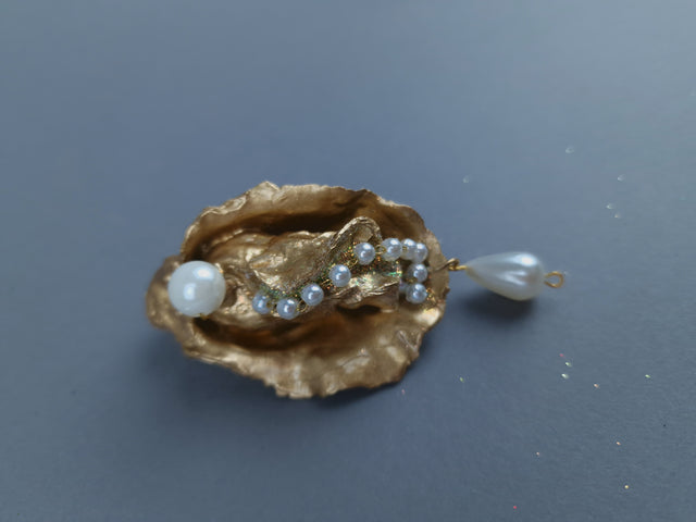 Gold & Pearl Oyster Brooch Jewellery WITH DISPLAY FRAME
