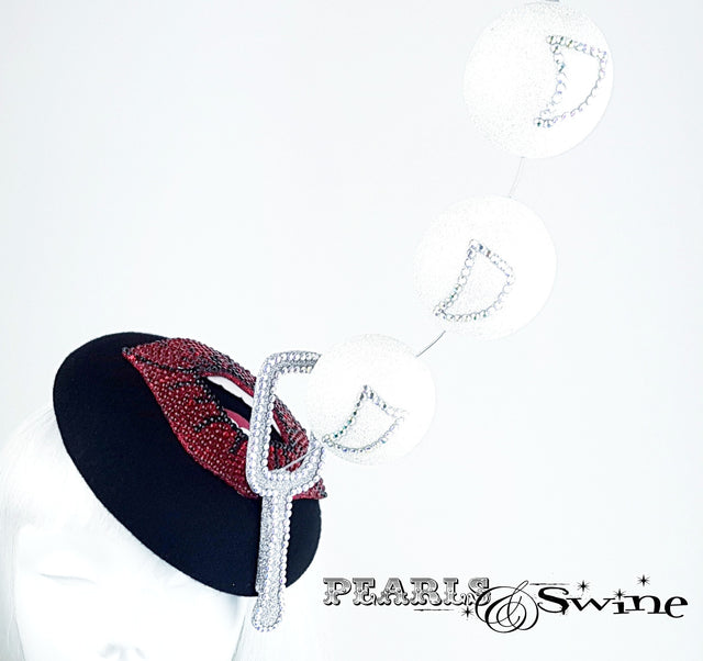 Crystal lips hat