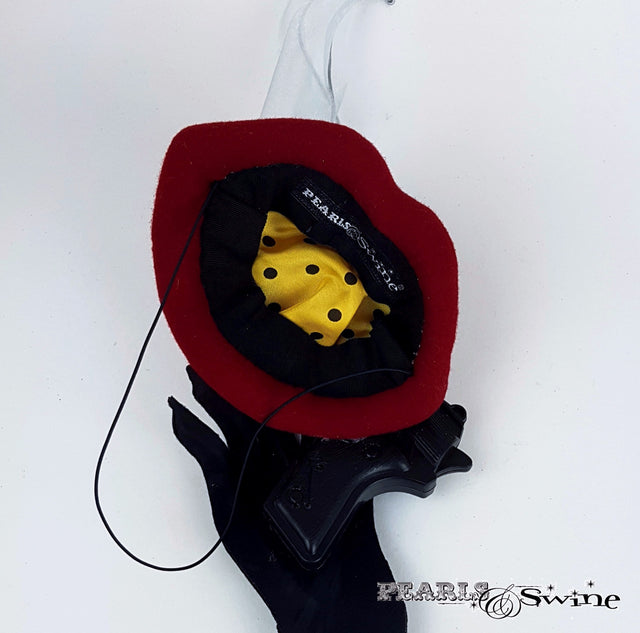 Handblocked lips hat