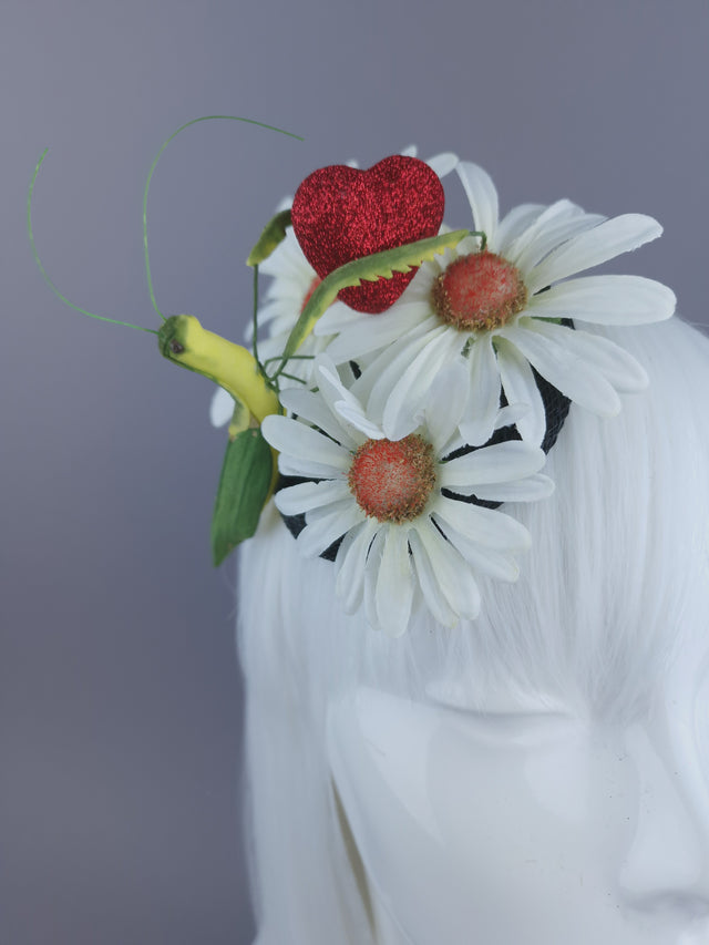 Pearls & Swine: Daisy Mini Fascinator with Praying Mantis "My Heart Is Yours"