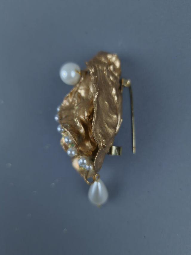 PRE-ORDER! Gold & Pearl Oyster Brooch Jewellery WITH DISPLAY FRAME